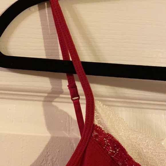 Gitano red tank top with a little white lace. - Picture 4 of 4